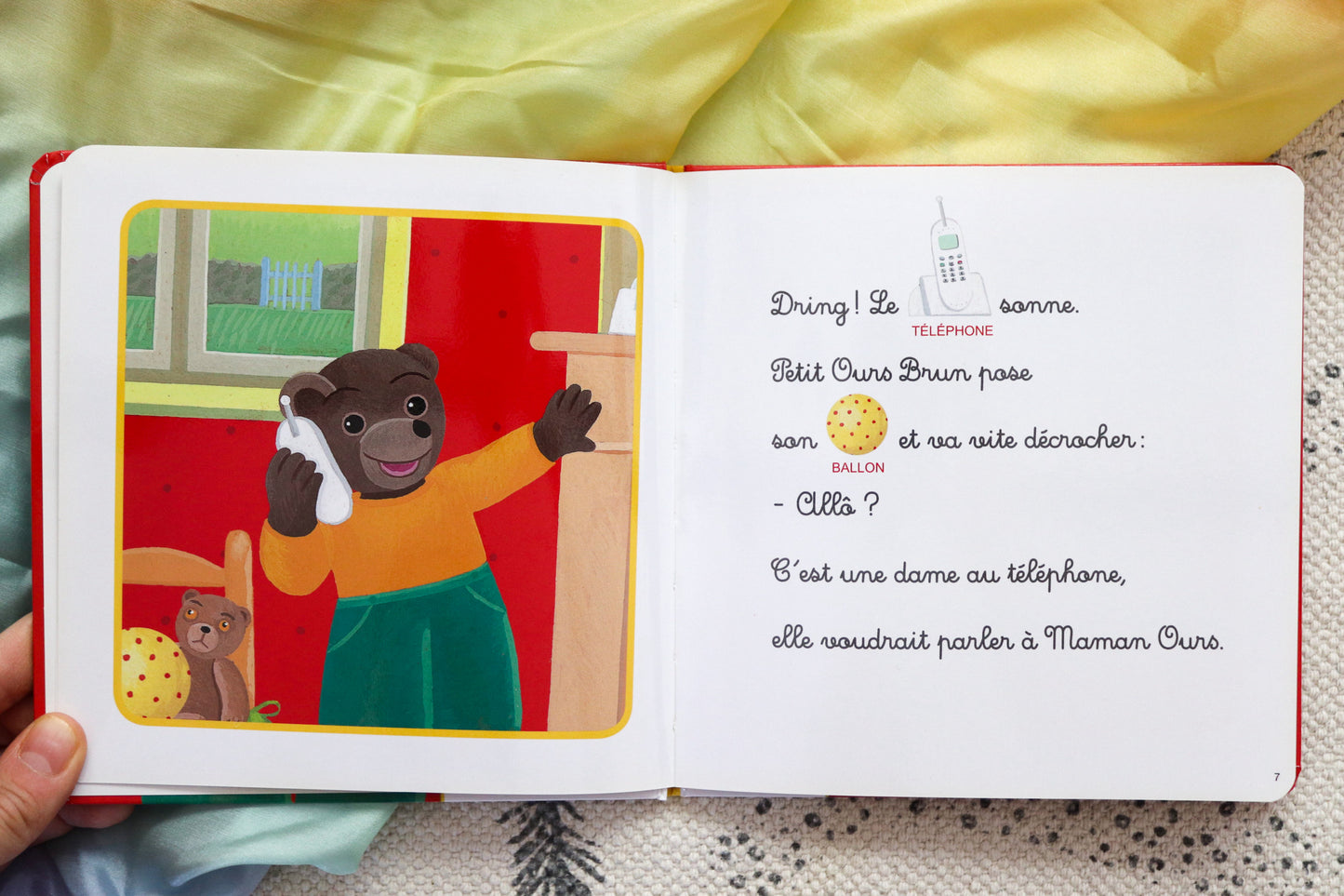 Petit Ours Brun Le téléphone