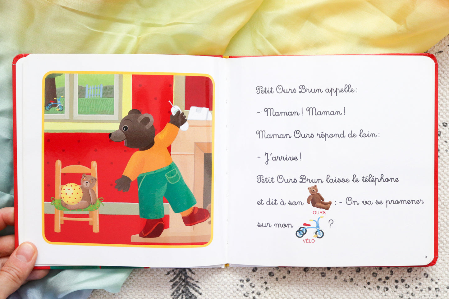 Petit Ours Brun Le téléphone